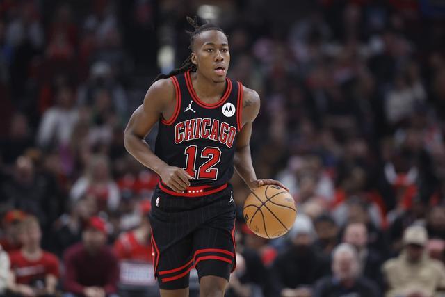 巴神时隔1701天重返意甲 球迷想要球衣巴神脱球裤