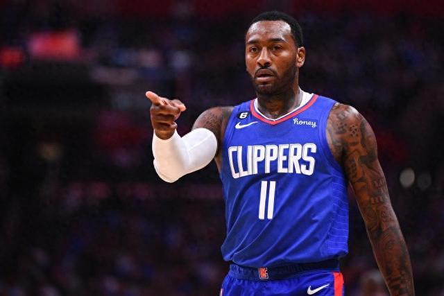 巴神时隔1701天重返意甲 球迷想要球衣巴神脱球裤